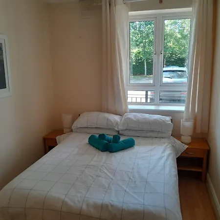 Apartment Spacious And Bright 2 Bedroom - Great Location *