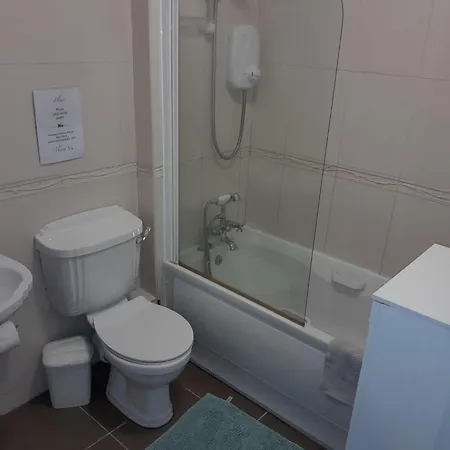 Spacious And Bright 2 Bedroom - Great Location *