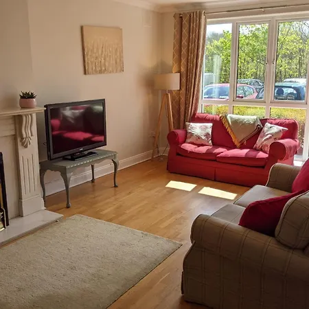 Spacious And Bright 2 Bedroom - Great Location