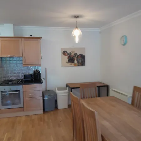 Spacious And Bright 2 Bedroom - Great Location Lägenhet *