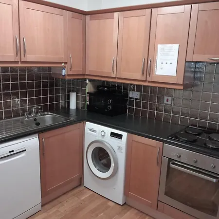 Spacious And Bright 2 Bedroom - Great Location Lägenhet