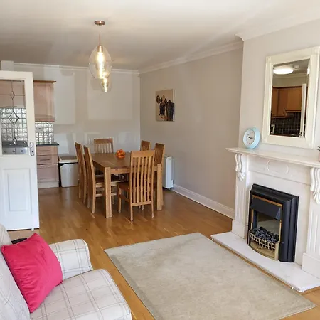 Spacious And Bright 2 Bedroom - Great Location Lägenhet