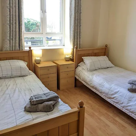 Spacious And Bright 2 Bedroom - Great Location *