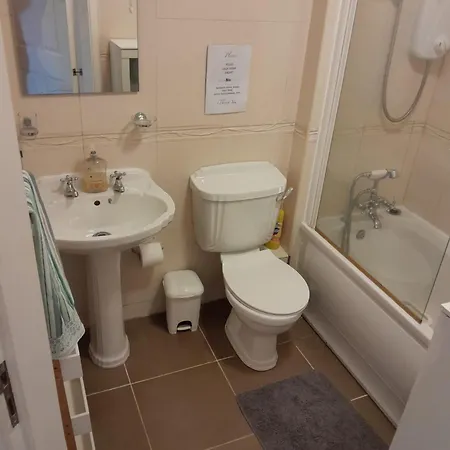 Lägenhet Spacious And Bright 2 Bedroom - Great Location Galway