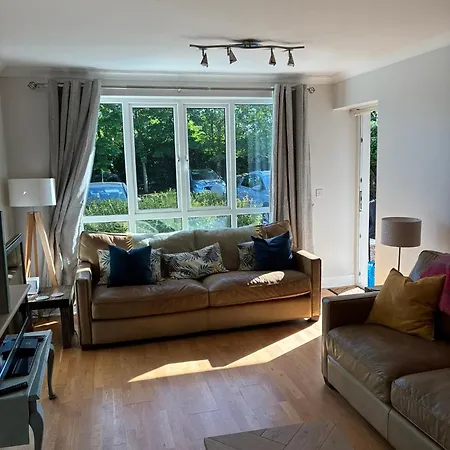 Spacious And Bright 2 Bedroom - Great Location *