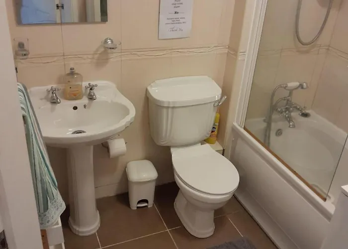 Spacious And Bright 2 Bedroom - Great Location *