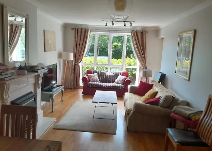 Spacious And Bright 2 Bedroom - Great Location דירה