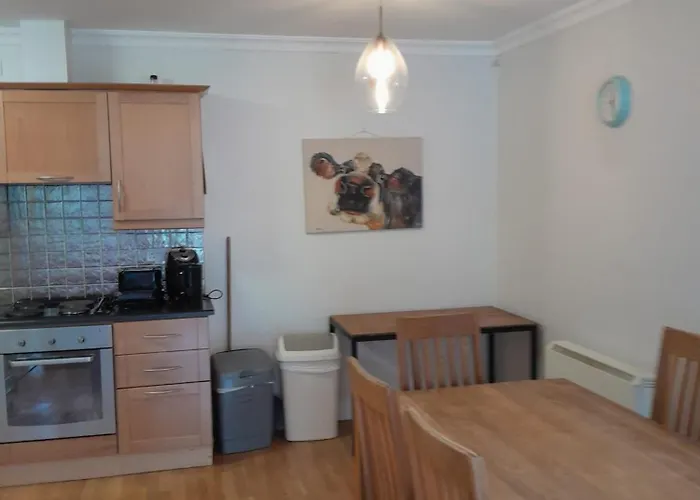Spacious And Bright 2 Bedroom - Great Location דירה *