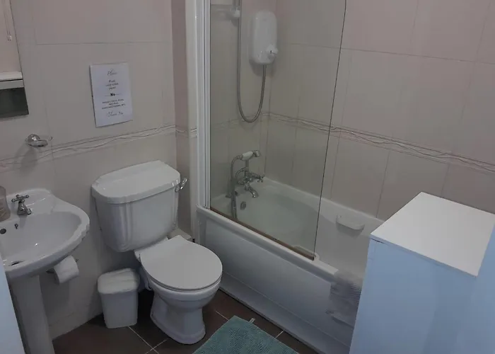 Spacious And Bright 2 Bedroom - Great Location *