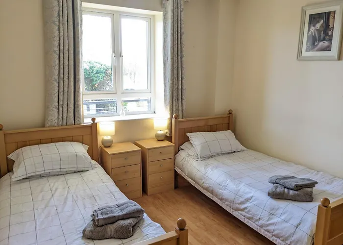 Spacious And Bright 2 Bedroom - Great Location גלוואיי