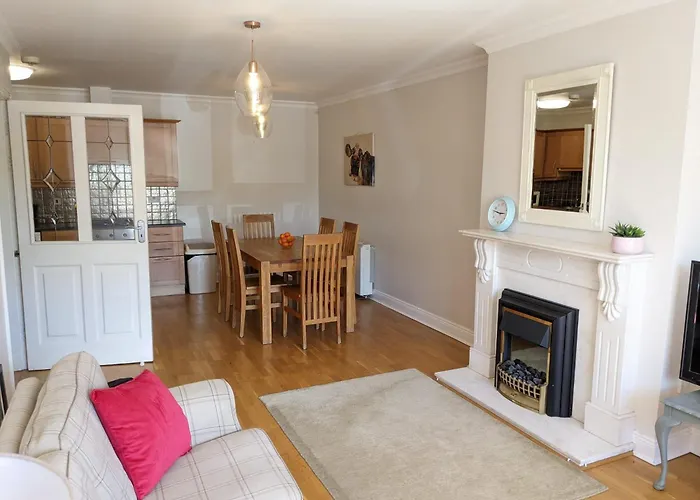 Spacious And Bright 2 Bedroom - Great Location דירה