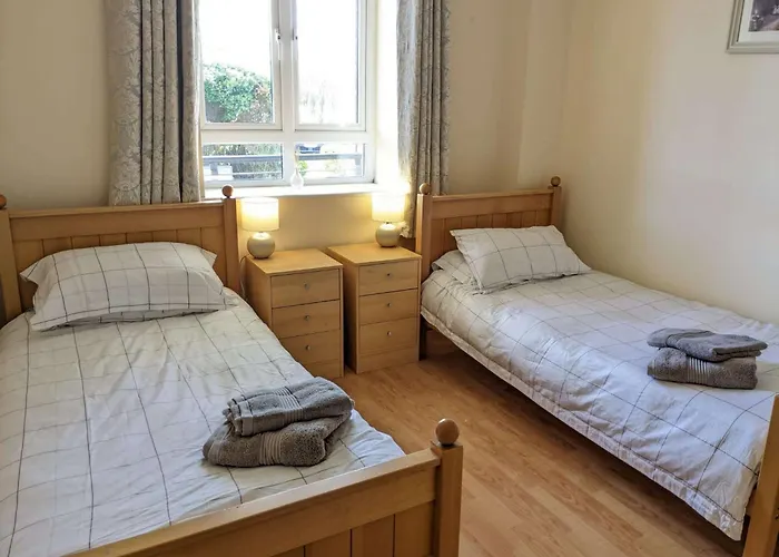 Spacious And Bright 2 Bedroom - Great Location *