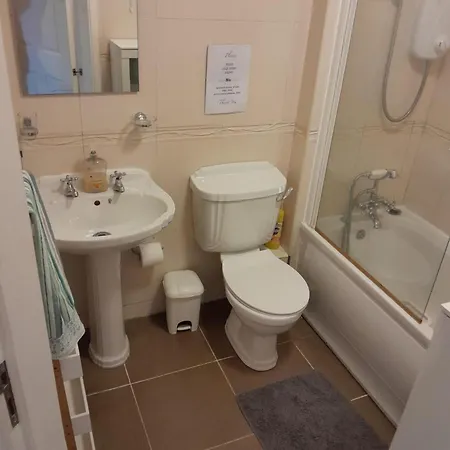 Spacious And Bright 2 Bedroom - Great Location *