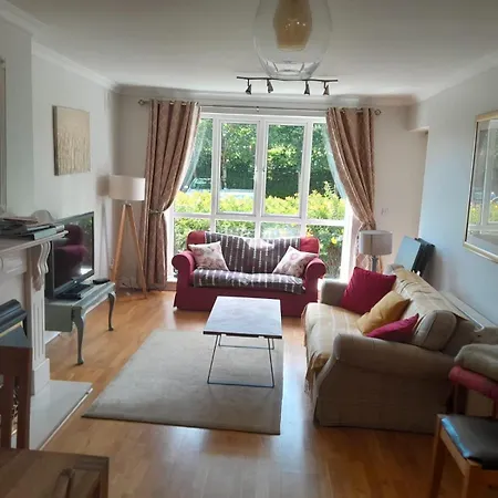 Spacious And Bright 2 Bedroom - Great Location Apartmán